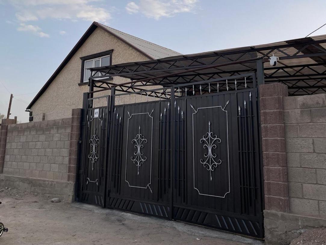 Center Guesthouse Kochkor Екстер'єр фото